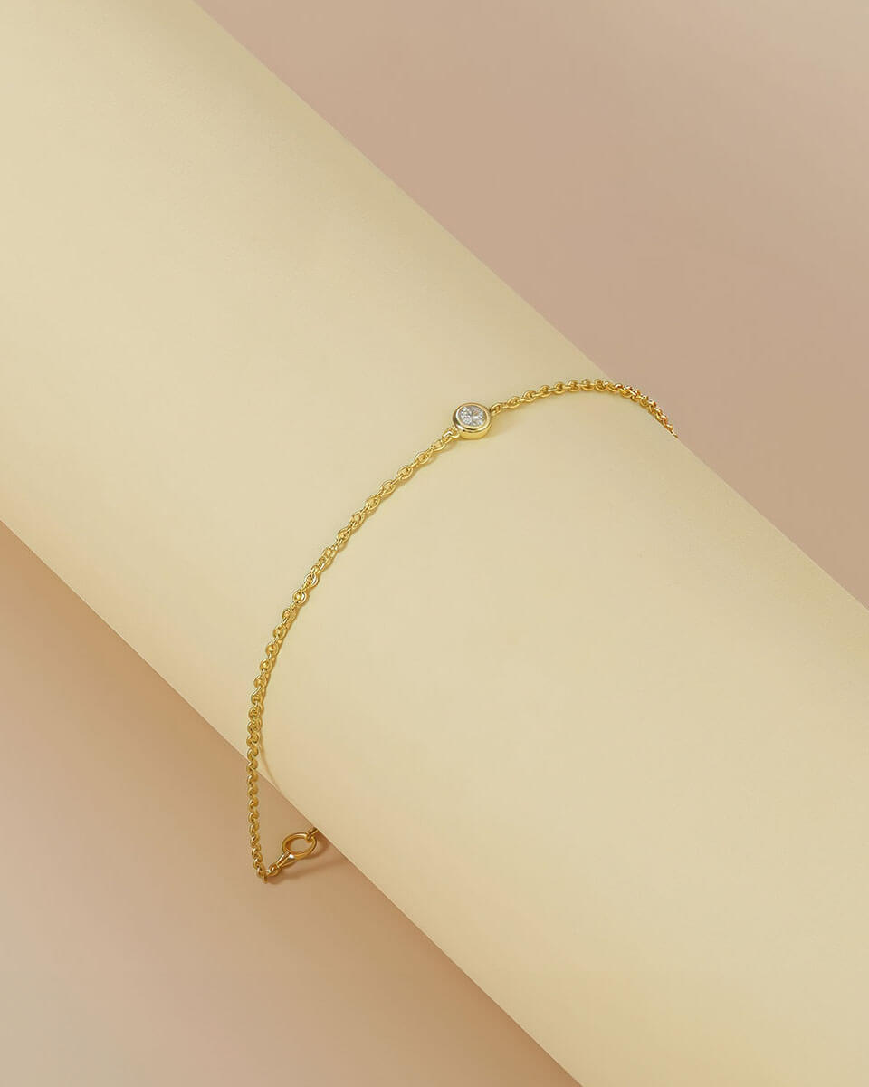 Radiant Dot – Minimalist Gold and Diamond Bracelet